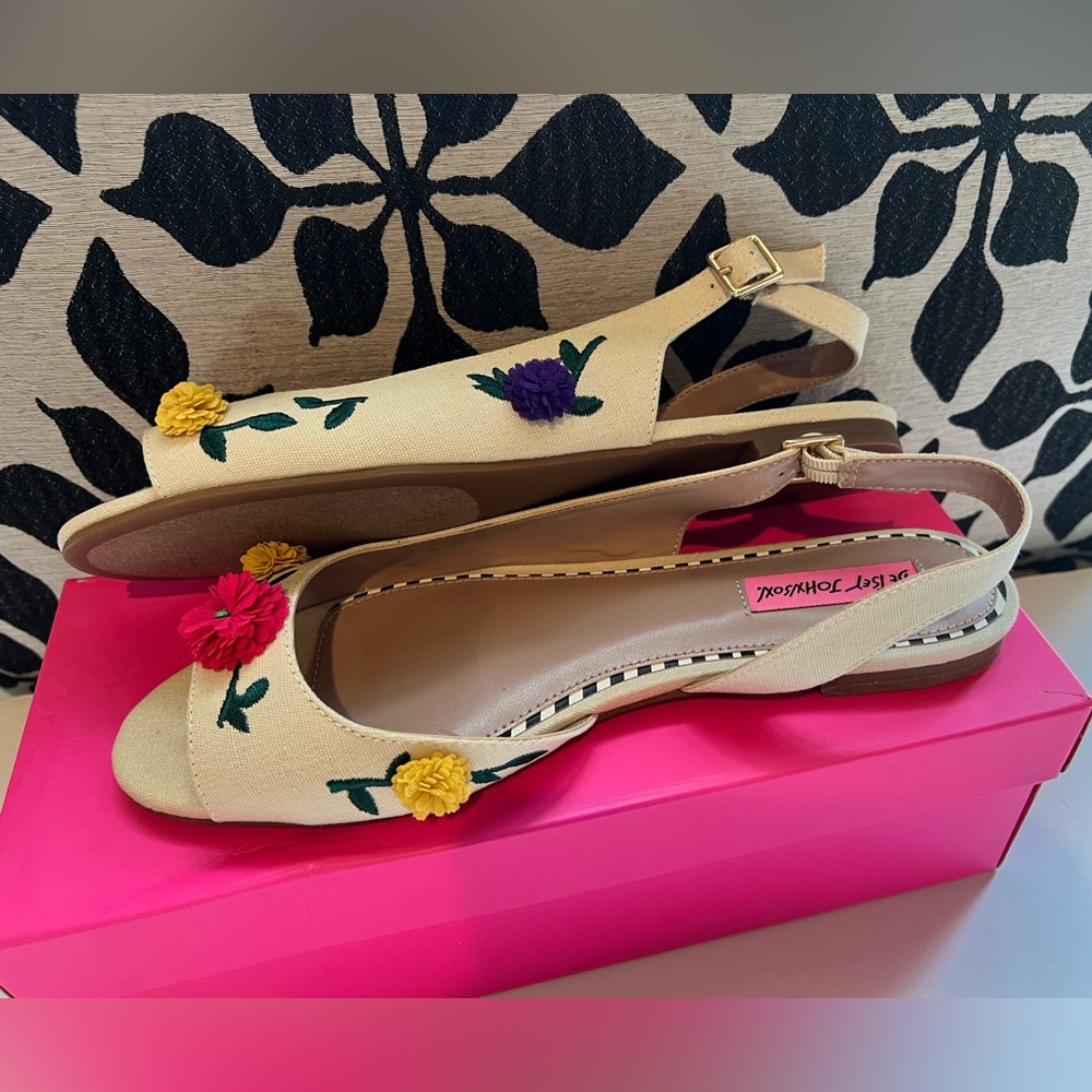 NEW & RARE Betsey Johnson Eyrica Natural Canvas Floral Garden Party Flat Shoe - Picture 7 of 12
